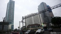 Tiang-tiang untuk panggung sudah didirikan. Di sekitar lokasi juga tampak kayu-kayu, batu, dan tanah merah.