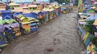 Debit air Sungai Brantas yang melintasi Kampung Warna Warni, sebuah destinasi wisata di Kota Malang tampak meningkat.