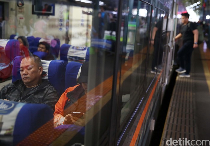 Kereta api menjadi armada yang digunakan warga untuk mengisi libur Natal dan Tahun Baru ke kampung halaman. Seperti yang terlihat di Stasiun Gambir, Jakarta.