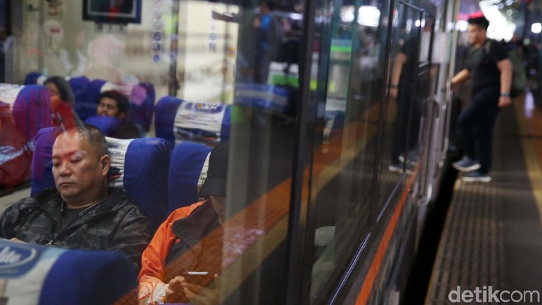 Libur Nataru, Stasiun Gambir Dipadati Penumpang Kereta api menjadi armada yang digunakan warga untuk mengisi libur Natal dan Tahun Baru ke kampung halaman. Seperti yang terlihat di Stasiun Gambir, Jakarta.