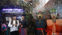 Suasana Betawi semakin kental dengan adanya ondel-ondel.