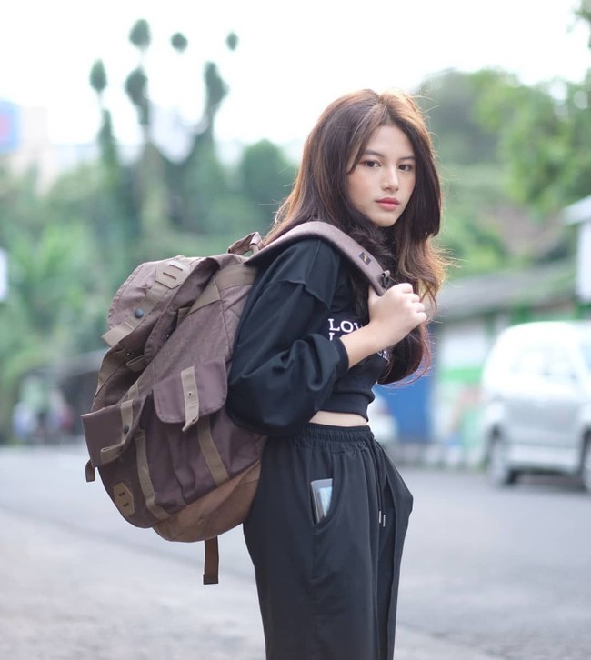 Aku sama Kak Ariel cuma teman. Kenal semenjak jadi model video klip aja yang empat bulan lalu, ujar Lania yang baru berusia 18 tahun ini. Foto: Dok. Instagram Lania Fira