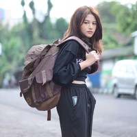 Aku sama Kak Ariel cuma teman. Kenal semenjak jadi model video klip aja yang empat bulan lalu, ujar Lania yang baru berusia 18 tahun ini. Foto: Dok. Instagram Lania Fira