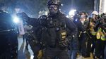 Polisi Hong Kong dan Demonstran Bentrok di Malam Natal
