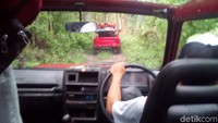 Wisatawan bisa memacu adrenalin dengan trek yang menegangkan. Untuk musim liburan seperti sekarang, terjadi kepadatan. Seperti dari Klaten, Kudus, dan sekitarnya. (Akrom Hazami/detikcom)