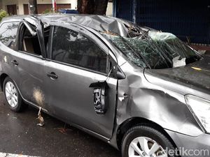 Puting Beliung di Solo, Pohon Tumbang Timpa Mobil dan Warung