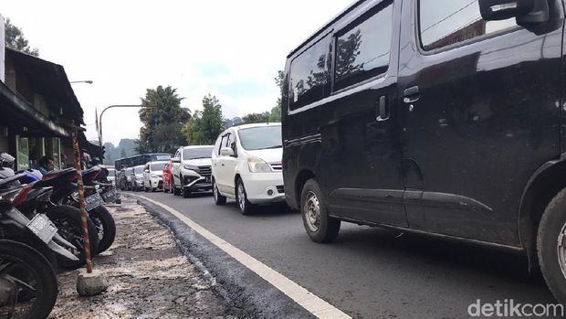 Puncak Bogor Sempat Diguyur Hujan, Lalu Lintas Arah Jakarta Macet