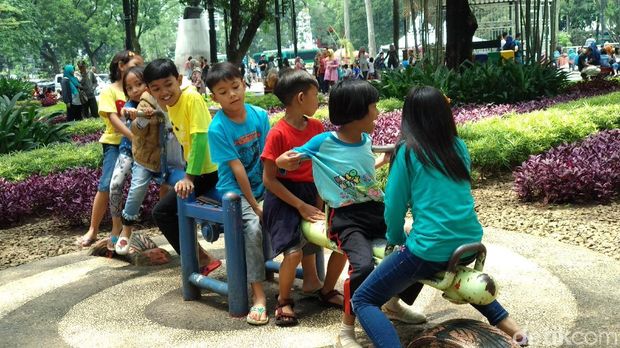 Libur Natal, Taman di Bandung Diserbu Warga