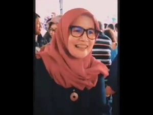 Video Wanita Berjilbab Ucapkan Selamat Natal di Gereja