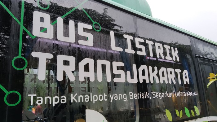 Ada yang menarik di Pintu masuk IRTI, Monas, Jakarta Pusat. Warga antusias mengantre hingga mengular menanti kedatangan bus listrik yang akan mengantar menuju Tugu Monas.
