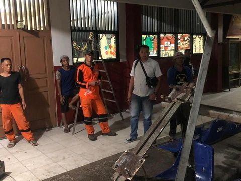 Petugas PPSU dan damkar membereskan kanopi yang ambruk