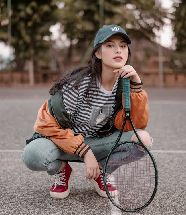 Lania Fira sungguh cantik bergaya casual memakai kaus bergaris dan jaket. Mengenai kabar kedekatannya dengan Ariel Noah, seperti dikutip detikhot, Lania menegaskan dia dan vokalis Noah itu hanya berteman. Foto: Dok. Instagram Lania Fira
