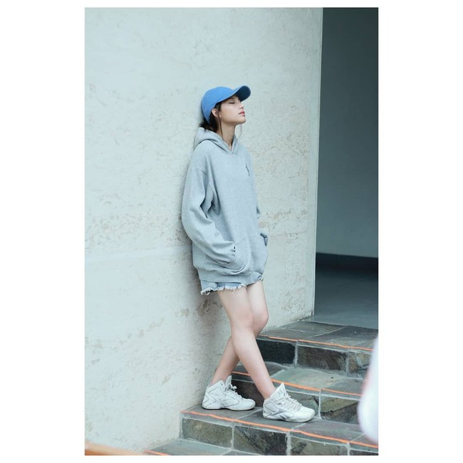 Gaya casual Lania Fira memakai jaket hoodie dan sneakers ini bisa jadi inspirasi buat kamu yang ingin tampil sporty. Foto: Dok. Instagram Lania Fira