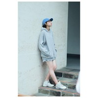 Gaya casual Lania Fira memakai jaket hoodie dan sneakers ini bisa jadi inspirasi buat kamu yang ingin tampil sporty. Foto: Dok. Instagram Lania Fira