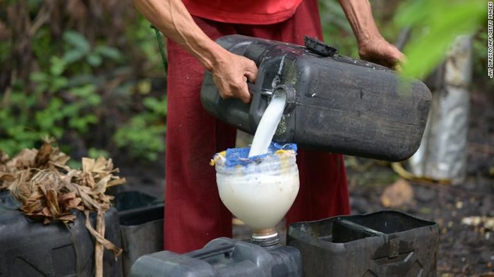 Lembanog ilegal dilarang karena rentan dicampur bahan tambahan berbahaya. (Foto: CNN) Lembanog ilegal dilarang karena rentan dicampur bahan tambahan berbahaya. (Foto: CNN)