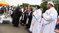 Jemaat dua gereja itu melaksanakan ibadah perayaan Natal dengan khidmat dan berharap agar bisa kembali menggunakan tempat ibadah mereka di Bekasi dan Bogor.