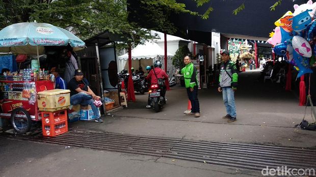 Pengemudi Ojek Online di Bandung Ikut Jaga Keamanan di Gereja