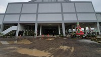 Pada bagian depan gereja, tampak 2 pohon natal menghiasi sudut kanan dan kiri gereja. Foto: Isal Mawardi/detikcom