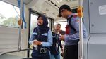 Melihat Antusias Warga Jajal Bus Listrik di Monas
