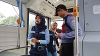 Warga mengaku nyaman naik bus listrik karena tidak mengeluarkan suara bising dari mesin bus. Mereka bisa berkeliling Monas selama 15 menit. Foto: Wilda/detikcom
