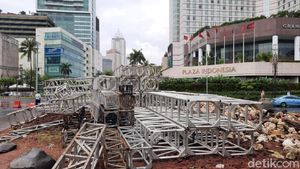 Potret Instalasi Gabion Dibongkar untuk Panggung Tahun Baru
