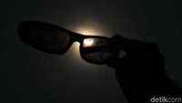 Penggunaan alat bantu untuk melihat Gerhana Matahari Parsial dilakukan bukan tanpa alasan. Melihat gerhana matahari cincin harus menggunakan kacamata ultra violet (UV), film pada kacamata tersebut dapat melindungi mata manusia untuk memfilter semua cahaya spektrum ultra violet (UV) yang tidak kasat mata tetapi berbahaya.