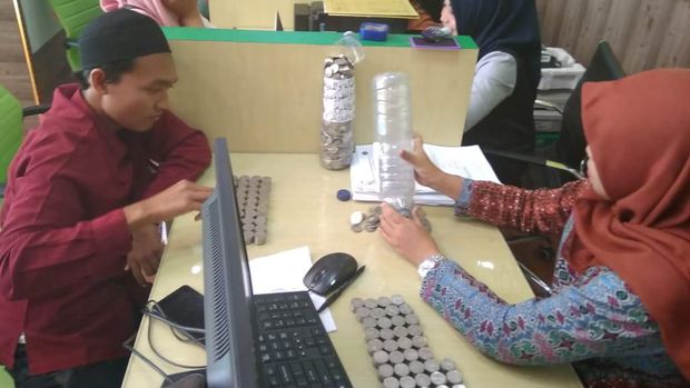 Daftar Haji, Pemuda Ini 10 Tahun Menabung Uang Receh di Botol Bekas 