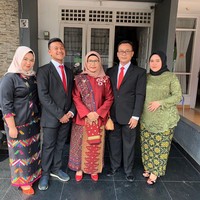 Berpose bersama suami dan anak-anaknya, Lili tampak tampil serba merah, mulai dari sepatu dan bajunya. Jilbanya dipilih yang berwarna nude menyesuaikan dengan penampilannya. Foto: instagram @lipinsir49.