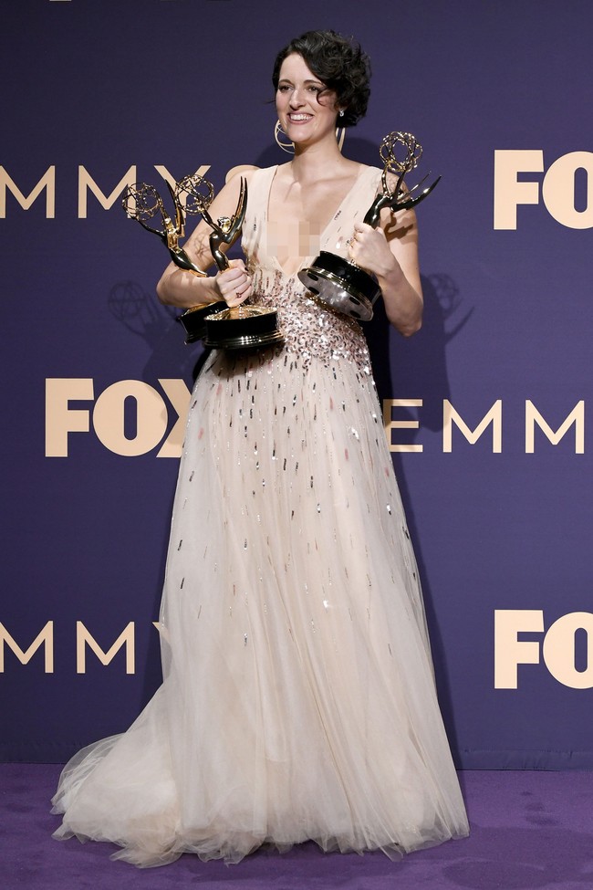 Phoebe Waller-Bridge Gaya aktris Inggris ini di karpet merah memukau karena pilihan gaun yang menonjolkan teknik jahitan menawan. Vogue mengungkap jika baju-baju yang dipakai pemain serial Fleabag sering kali menjadi tren di toko-toko retail. Foto: Getty Images