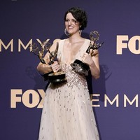 Phoebe Waller-Bridge Gaya aktris Inggris ini di karpet merah memukau karena pilihan gaun yang menonjolkan teknik jahitan menawan. Vogue mengungkap jika baju-baju yang dipakai pemain serial Fleabag sering kali menjadi tren di toko-toko retail. Foto: Getty Images