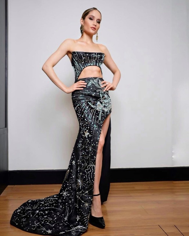 Ditemui beberapa waktu lalu di kawasan Grand Indonesia, Cinta Laura pun memberikan pesan kepada para wanita yang ingin sehat dan bonusnya mendapatkan tubuh langsing. Yang sehat itu tidur yang cukup, minum air putih yang banyak, makan makanan sehat dan olahraga, katanya. Foto: Dok. Instagram Cinta Laura