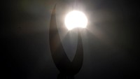Gerhana Matahari Parsial terlihat di langit Kota Islamabad, Pakistan, Kamis (26/12/2019). AP Photo/B.K. Bangash.