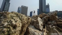 Pembangunan panggung tersebut juga menuai kontroversi. Sebab, instalasi batu gabion terpaksa harus dibongkar.