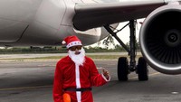 Ini dia sosok sinterklas tersebut berpose di depan pesawat yang baru saja diparkirkannya. PT. Angkasa Pura II selaku pengelola Bandara Internasional Silangit menghadirkan nuansa unik dalam menyambut Natal dimana petugas Apron menggunakan kostum Sinterklas. Foto: dok. AP II