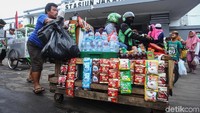 Satu persatu barang dagangan tersebut diangkut pulang oleh pedagang.