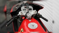 Motor Ferrari seberat 172kg ini mampu mencapai kecepatan maksimal 265 km/jam. Dalam kondisi baru tenaga motor ini dikatakan 105 bhp pada 8.800 rpm. Namun di jalanan motor ini sebenarnya tidak pernah menunjukkan kemampuan sesungguhnya karena memang ditujukan sebagai sebuah karya seni. Foto: rideapart.com