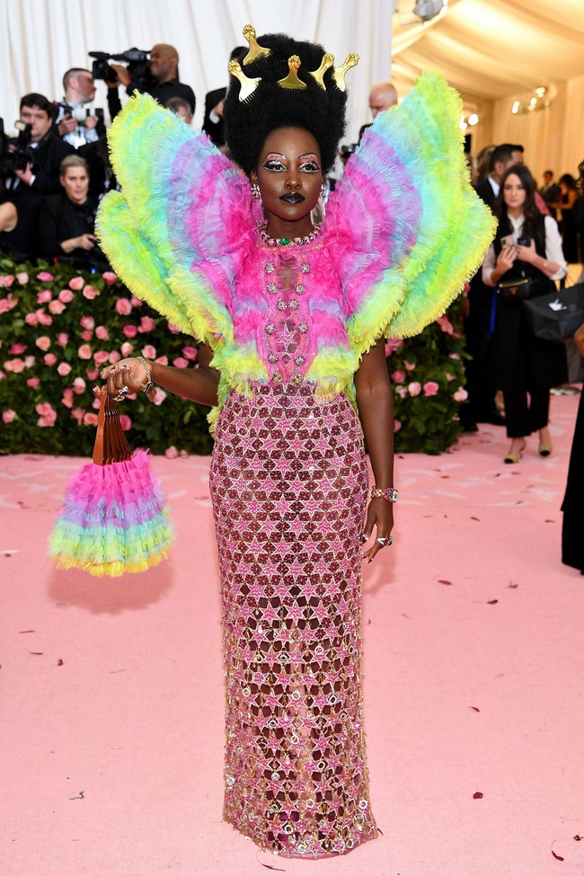 Lupita NyongoLupita Nyongo masih menjadi salah satu aktris berbusana terbaik tahun ini. Menurut Vogue, wanita keturunan Meksiko dan Kenya itu tampak sensasional memakai baju dengan warna-warna Pantone dan motif mencolok. Foto: Getty Images