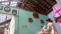 Angin puting beliung disertai hujan deras yang menerjang di wilayah setempat pada Rabu (25/12/2019) petang mengakibatkan sedikitnya 50 rumah warga rusak sedang hingga berat dan puluhan lain rusak ringan.