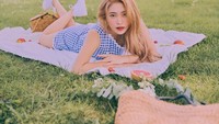 Di atas hamparan rumput, inilah Yeri, member termuda Red Velvet. Dengan rambut pirangnya ia memilih berpose dengan grapefruit dan apel. Foto: Instagram redvelvet.smtown