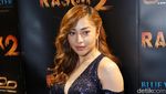 Nikita Willy Pamer Bahu dengan Dress Belahan Rendah