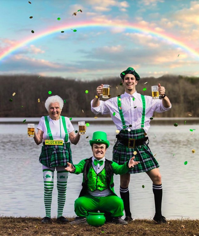 Kalau yang satu ini, mereka terlihat sama-sama kompak mengenakan kostum berwarna hijau dan putih. Sang nenek tampak menggemaskan dengan kaus kaki panjang bergaris-garis hijau sambil mengenakan kalung bertuliskan Lucky. Foto: Instagram @smoothsmith8