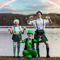 Kalau yang satu ini, mereka terlihat sama-sama kompak mengenakan kostum berwarna hijau dan putih. Sang nenek tampak menggemaskan dengan kaus kaki panjang bergaris-garis hijau sambil mengenakan kalung bertuliskan Lucky. Foto: Instagram @smoothsmith8