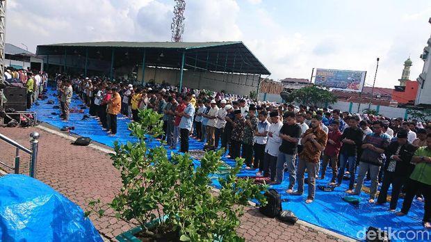 Warga Medan juga menggelar salat gerhana