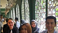 Bertemu dengan sahabat dekatnya, Aura Kasih langsung menghabiskan waktu bersama dengan makan di sebuah restoran. Tampak ada Zaskia Sungkar di sana. Foto: Instagram @aurakasih