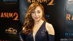 Nikita Willy Pamer Bahu dengan Dress Belahan Rendah
