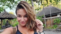 Kissa Sins, bintang porno dari AS lagi liburan di Bali. Kissa adalah kekasih Johnny Sins, bintang porno legendaris yang terkenal dengan kepala plontosnya. (Instagram/@coyotelovesyou)