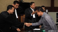 Soetikno menyalami jaksa seusai sidang.