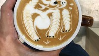 Beruang kutub yang sedang memakan ikan ini adalah kreasi yang berhasil membuat Irvine Quek keluarga sebagai pemenang di World Latte Art Battle 2019 yang diselenggarakan di Seoul, Korea Selatan. Foto: Instagram @irvine_nj