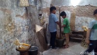 Ada juga alat makan berbahan tanah liat, dan berbagai macam lainnya yang tak kalah kunonya. (Akrom Hazami/detikcom)
