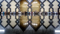 Ini momen saat sejumlah warga melaksanakan salat Kusuf (salat gerhana matahari) di Mesjid Agung Baitul Faidzin, Cibinong, Bogor, Jawa Barat, Kamis (26/12/2019).